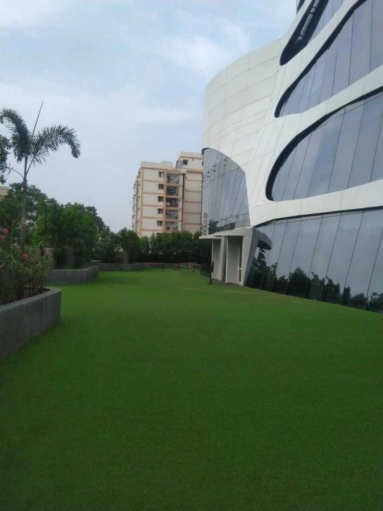 Doubletree By Hilton Ahmedabad Hotel Exterior photo